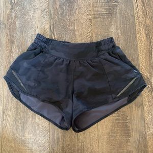 Lululemon Hotty Hot Shorts Size 2 Black Camo